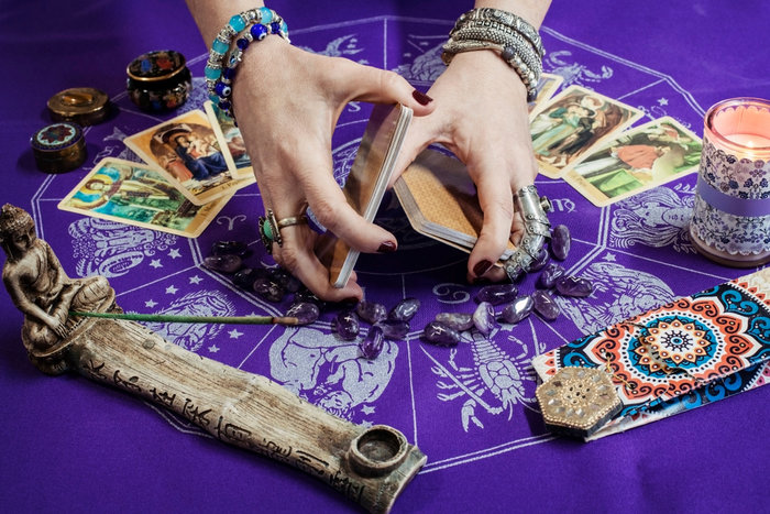 Using online divination to navigate major life decisions